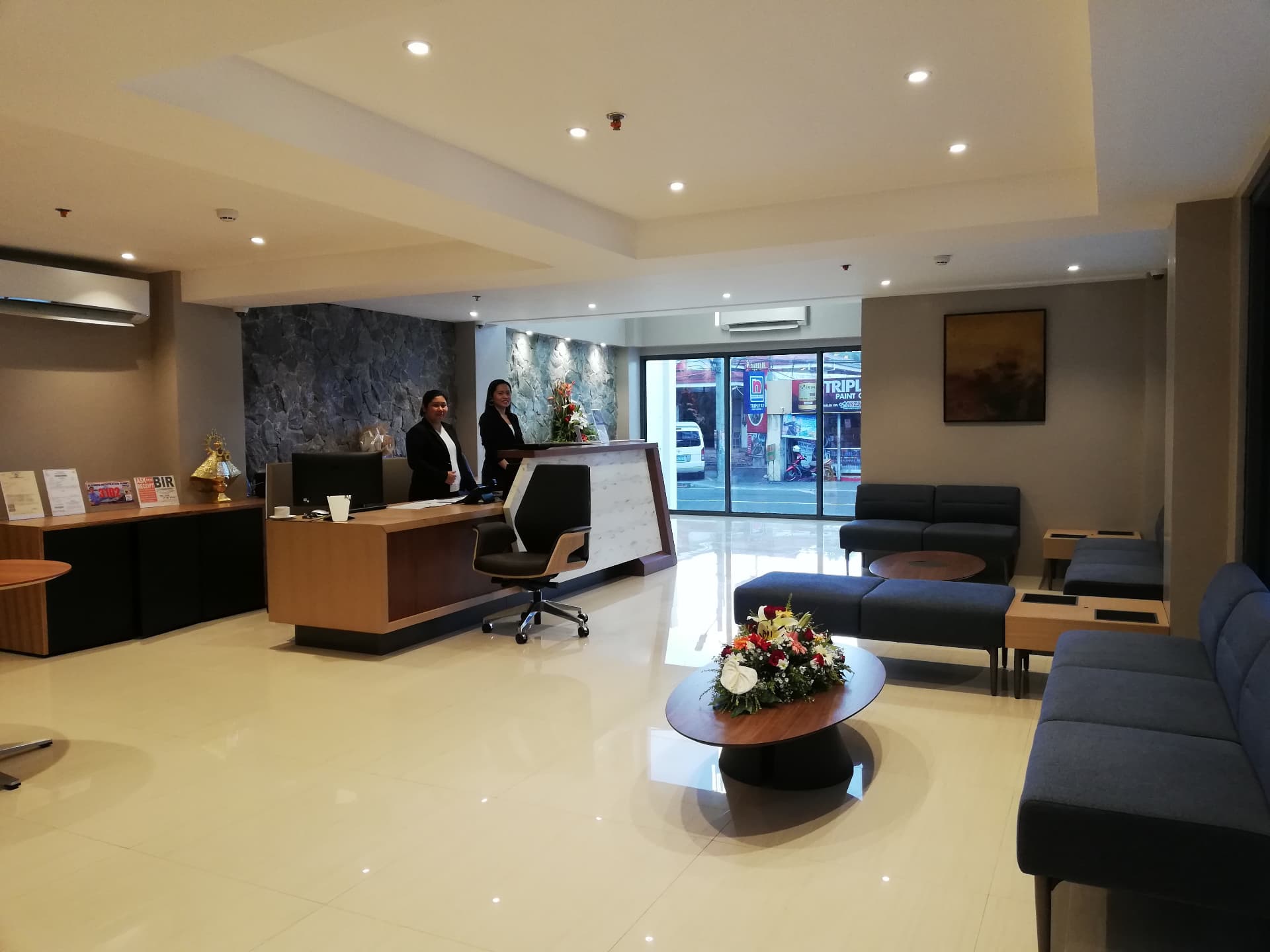 Hotel Inigo lobby and front desk
